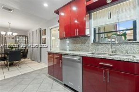 House in Miami, Florida 3 bedrooms, 113.81 sq.m. № 2004499 - photo 17