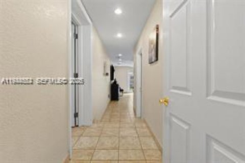 House in Miami, Florida 3 bedrooms, 113.81 sq.m. № 2004499 - photo 23