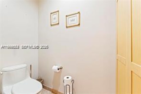 House in Miami, Florida 3 bedrooms, 113.81 sq.m. № 2004499 - photo 30