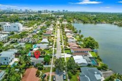 House in Miami, Florida 3 bedrooms, 113.81 sq.m. № 2004499