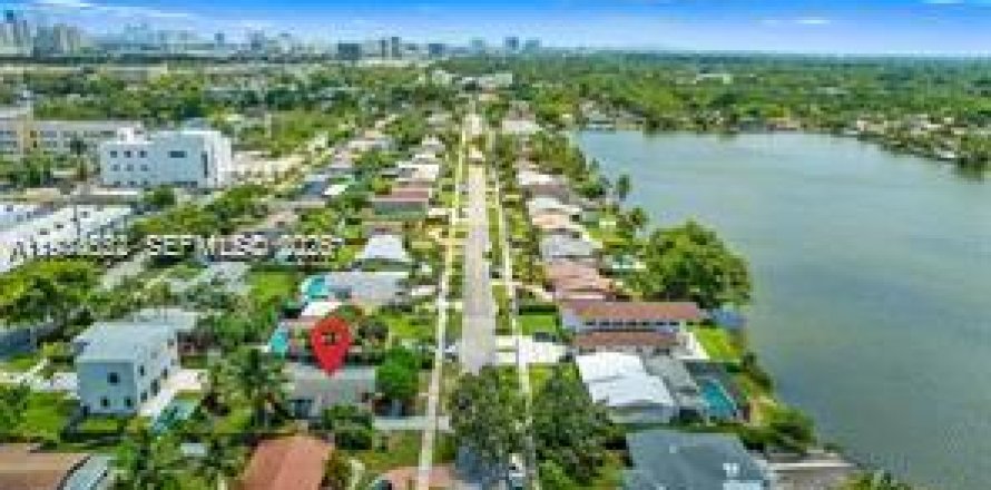 House in Miami, Florida 3 bedrooms, 113.81 sq.m. № 2004499