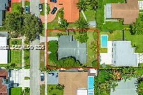 House in Miami, Florida 3 bedrooms, 113.81 sq.m. № 2004499 - photo 2