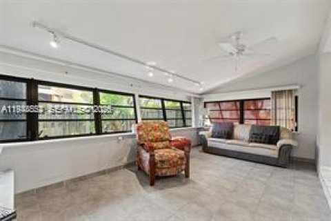 House in Miami, Florida 3 bedrooms, 113.81 sq.m. № 2004499 - photo 14