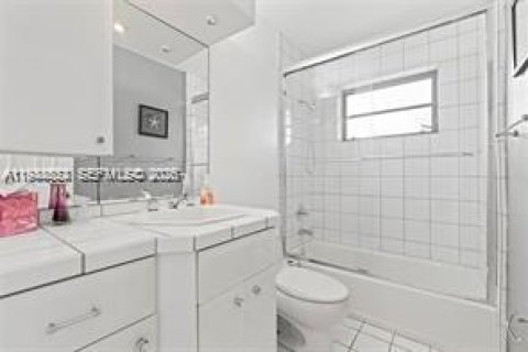 House in Miami, Florida 3 bedrooms, 113.81 sq.m. № 2004499 - photo 27