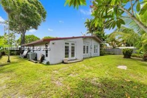 House in Miami, Florida 3 bedrooms, 113.81 sq.m. № 2004499 - photo 8