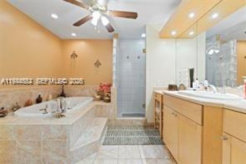 House in Miami, Florida 3 bedrooms, 113.81 sq.m. № 2004499 - photo 29