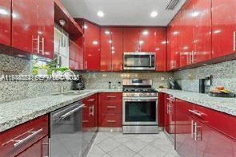 House in Miami, Florida 3 bedrooms, 113.81 sq.m. № 2004499 - photo 18