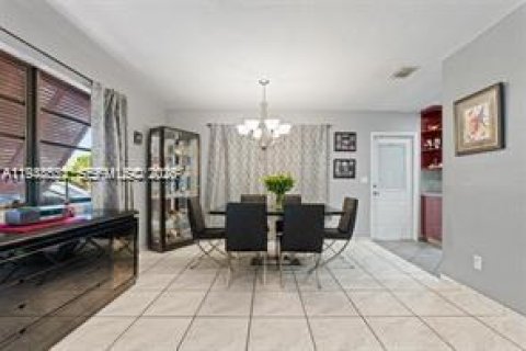 House in Miami, Florida 3 bedrooms, 113.81 sq.m. № 2004499 - photo 12