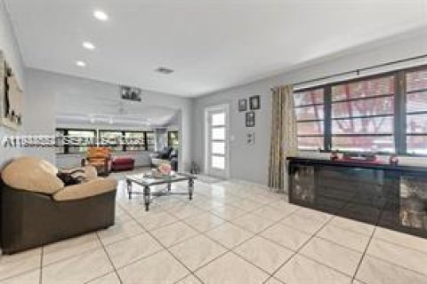 House in Miami, Florida 3 bedrooms, 113.81 sq.m. № 2004499 - photo 16