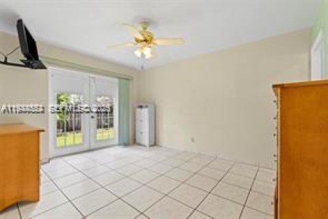 House in Miami, Florida 3 bedrooms, 113.81 sq.m. № 2004499 - photo 24
