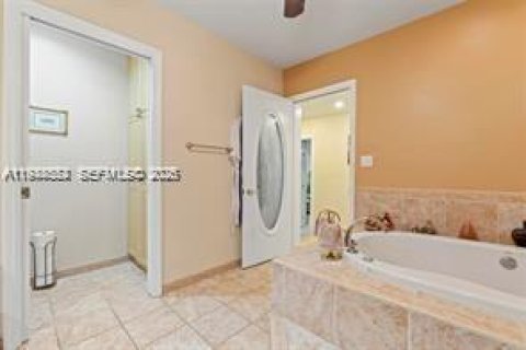 House in Miami, Florida 3 bedrooms, 113.81 sq.m. № 2004499 - photo 28
