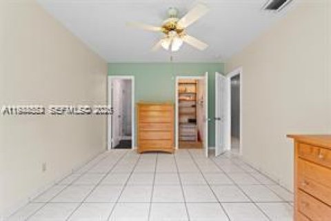 House in Miami, Florida 3 bedrooms, 113.81 sq.m. № 2004499 - photo 25