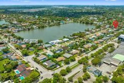 House in Miami, Florida 3 bedrooms, 113.81 sq.m. № 2004499 - photo 3