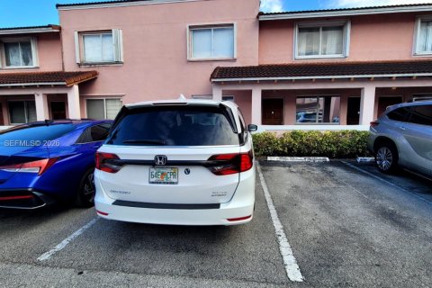 Condo in Doral, Florida, 2 bedrooms  № 2066084 - photo 2