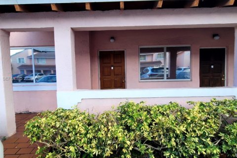 Condo in Doral, Florida, 2 bedrooms  № 2066084 - photo 3