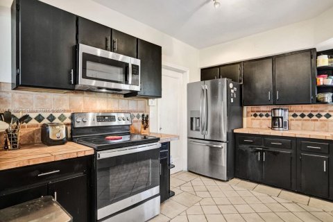 House in Miami Shores, Florida 2 bedrooms, 136.85 sq.m. № 1728762 - photo 14