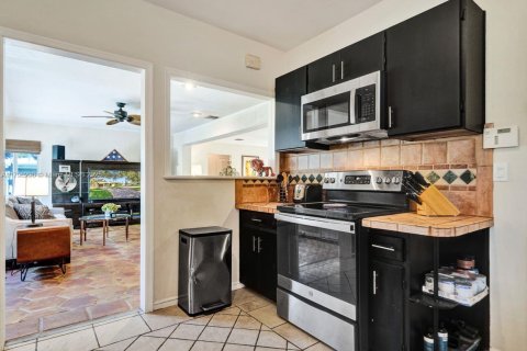 House in Miami Shores, Florida 2 bedrooms, 136.85 sq.m. № 1728762 - photo 15