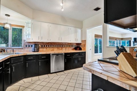 House in Miami Shores, Florida 2 bedrooms, 136.85 sq.m. № 1728762 - photo 16