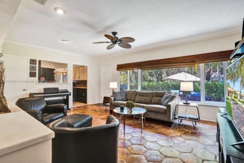 House in Miami Shores, Florida 2 bedrooms, 136.85 sq.m. № 1728762 - photo 11