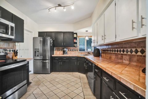 House in Miami Shores, Florida 2 bedrooms, 136.85 sq.m. № 1728762 - photo 12