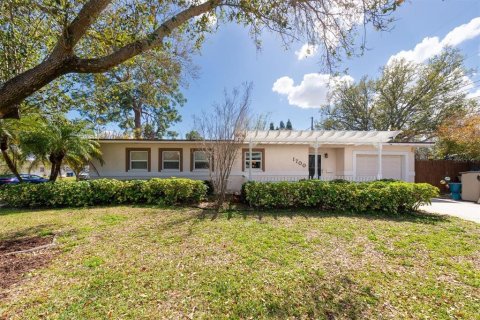 House in Saint Petersburg, Florida 3 bedrooms, 127.74 sq.m. № 2117310