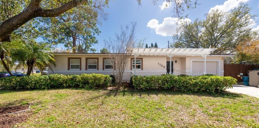 House in Saint Petersburg, Florida 3 bedrooms, 127.74 sq.m. № 2117310