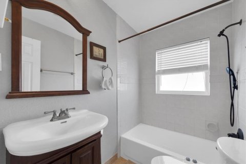 House in Saint Petersburg, Florida 3 bedrooms, 127.74 sq.m. № 2117310 - photo 14