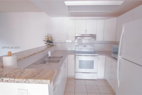 Снять в аренду таунхаус в Майами, Флорида 3 спальни, 107.4м2, № 2002042 - фото 3