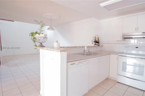 Снять в аренду таунхаус в Майами, Флорида 3 спальни, 107.4м2, № 2002042 - фото 2