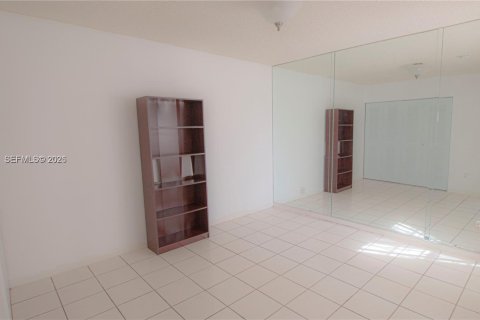 Снять в аренду таунхаус в Майами, Флорида 3 спальни, 107.4м2, № 2002042 - фото 11