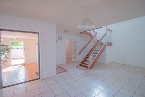 Снять в аренду таунхаус в Майами, Флорида 3 спальни, 107.4м2, № 2002042 - фото 6