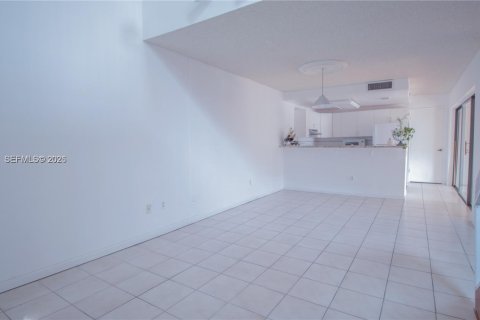 Снять в аренду таунхаус в Майами, Флорида 3 спальни, 107.4м2, № 2002042 - фото 5