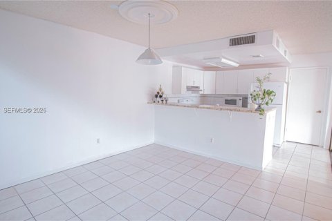 Снять в аренду таунхаус в Майами, Флорида 3 спальни, 107.4м2, № 2002042 - фото 4