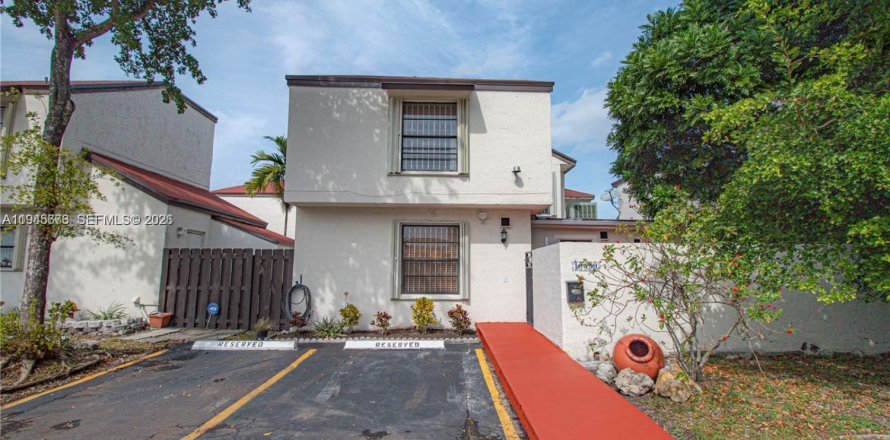 Таунхаус в Майами, Флорида 3 спальни, 107.4м2 № 2002042