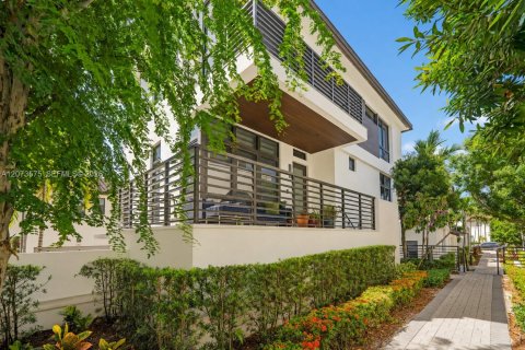 House in Doral, Florida 4 bedrooms, 264.21 sq.m. № 2312146