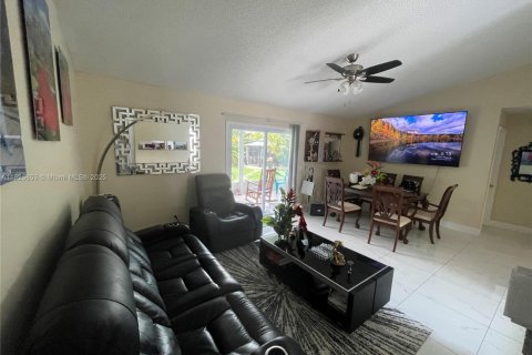 House in Port St. Lucie, Florida 3 bedrooms, 95.88 sq.m. № 1794270 - photo 3