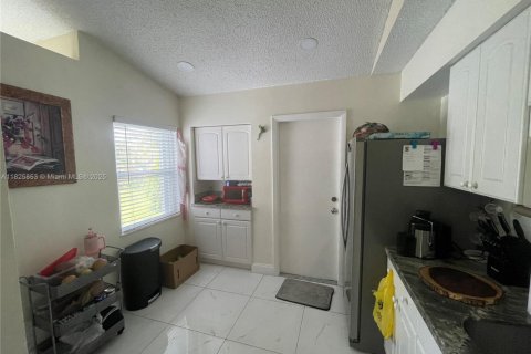 House in Port St. Lucie, Florida 3 bedrooms, 95.88 sq.m. № 1794270 - photo 4