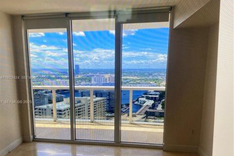 Condominio en alquiler en Hallandale Beach, Florida, 2 dormitorios, 100.89 m2 № 2054880 - foto 4