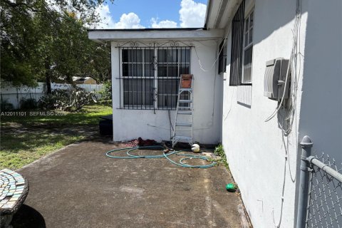 House in Miami, Florida 3 bedrooms, 118.73 sq.m. № 2075262 - photo 8
