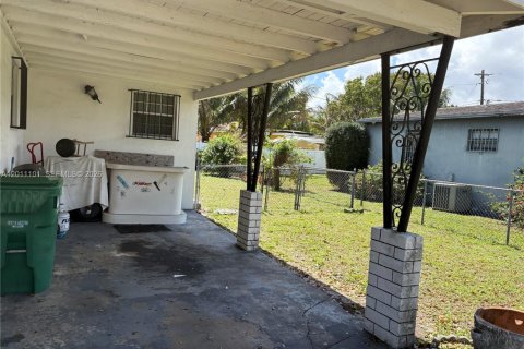 House in Miami, Florida 3 bedrooms, 118.73 sq.m. № 2075262 - photo 6