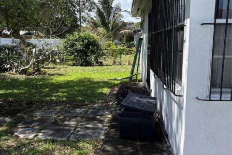 House in Miami, Florida 3 bedrooms, 118.73 sq.m. № 2075262 - photo 9