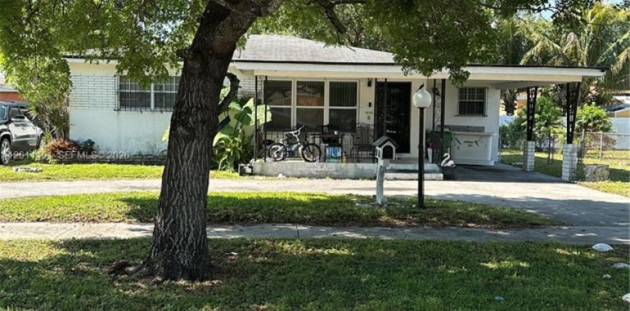 House in Miami, Florida 3 bedrooms, 118.73 sq.m. № 2075262