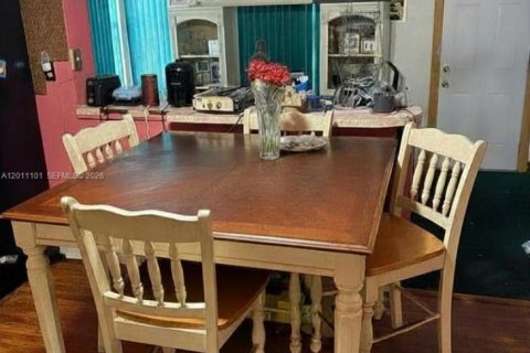 House in Miami, Florida 3 bedrooms, 118.73 sq.m. № 2075262 - photo 2