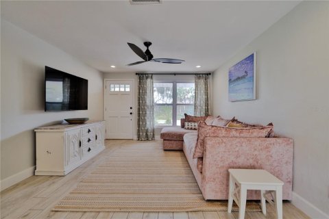 Villa ou maison à vendre à New Smyrna Beach, Floride: 4 chambres, 147.9 m2 № 2138880 - photo 6