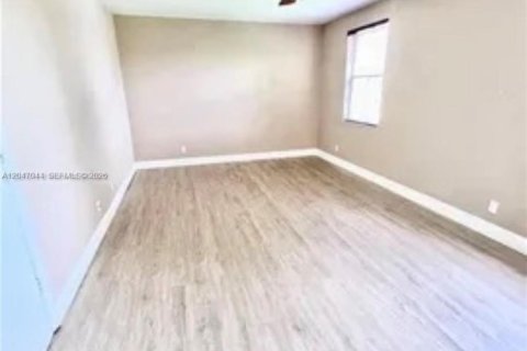 House in Davie, Florida 4 bedrooms, 179.67 sq.m. № 2241105 - photo 14