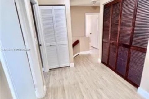 House in Davie, Florida 4 bedrooms, 179.67 sq.m. № 2241105 - photo 13