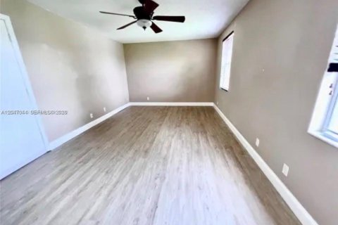 House in Davie, Florida 4 bedrooms, 179.67 sq.m. № 2241105 - photo 21