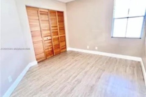 House in Davie, Florida 4 bedrooms, 179.67 sq.m. № 2241105 - photo 16