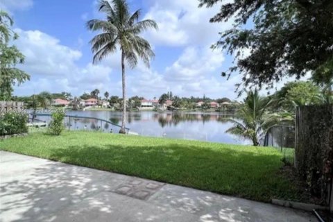House in Davie, Florida 4 bedrooms, 179.67 sq.m. № 2241105 - photo 23