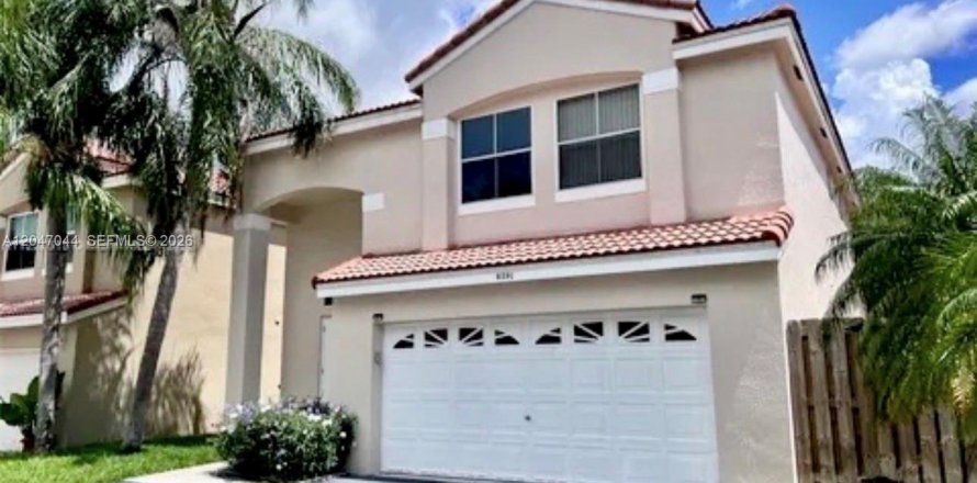 House in Davie, Florida 4 bedrooms, 179.67 sq.m. № 2241105